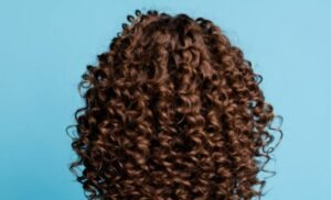 اصنعي بنفسك: تركيبة كريم الشعر الكيرلي الطبيعي التي تتفوق على المنتجات العالمية