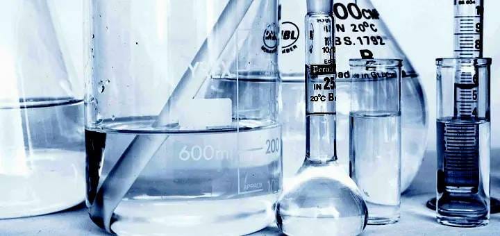 أدوات معمل الكيمياء: دليل شامل للأسماء والاستخدامات ومعايير السلامة