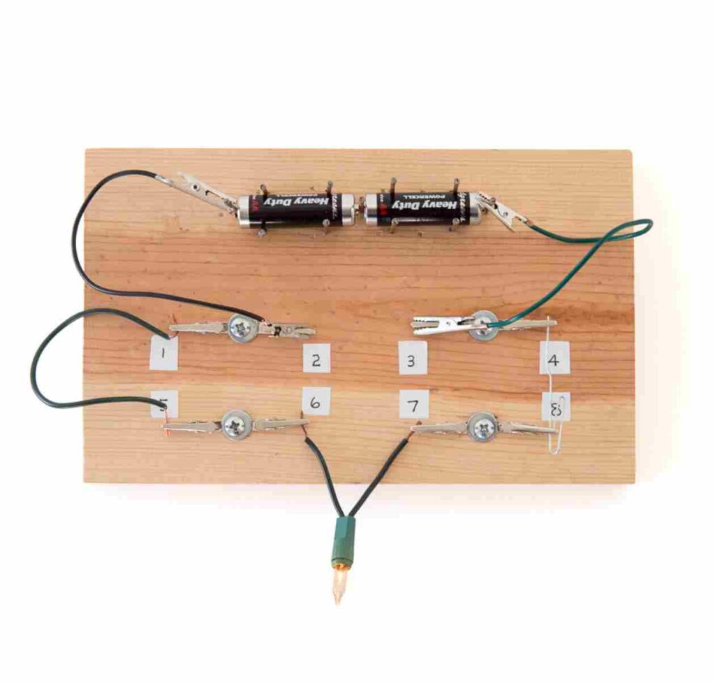 كيفية عمل دائرة كهربائية على التوالي