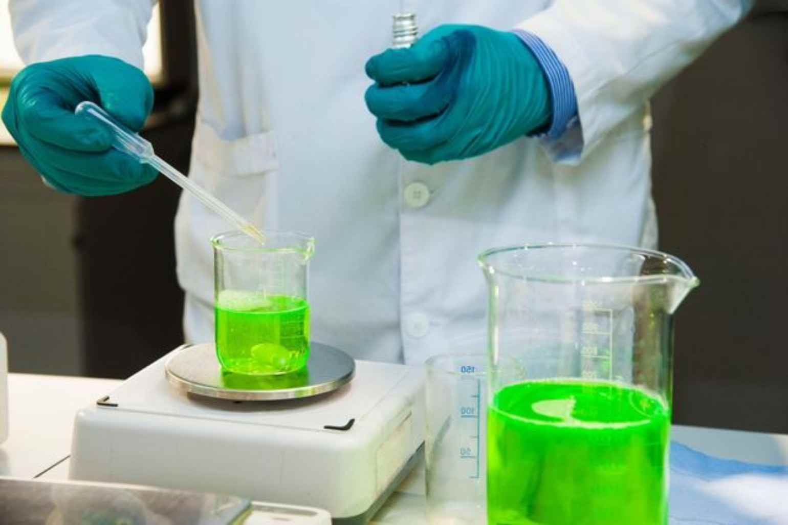 المذيبات الخضراء: مجموعة من الزجاجات المخبرية تحتوي على مذيبات حيوية بألوان طبيعية